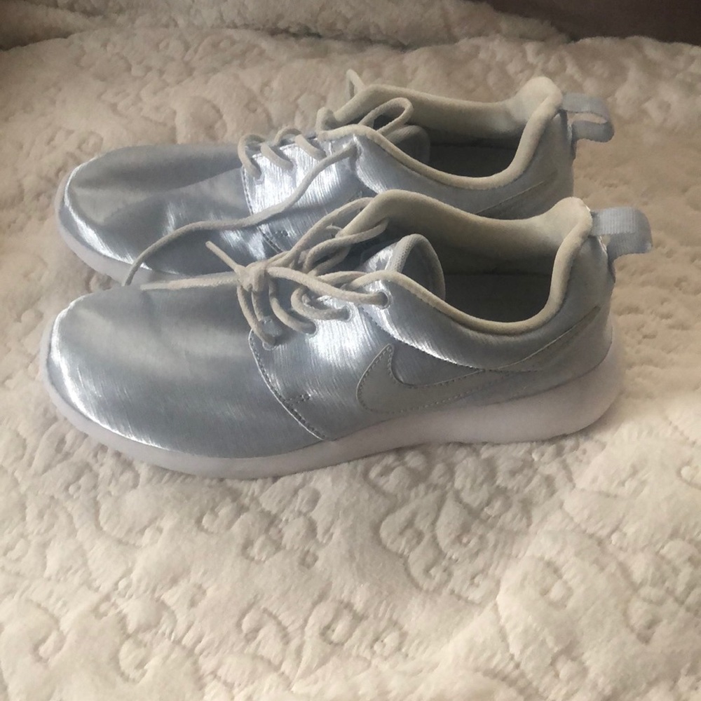 Nike Size 7 Muted Metallic